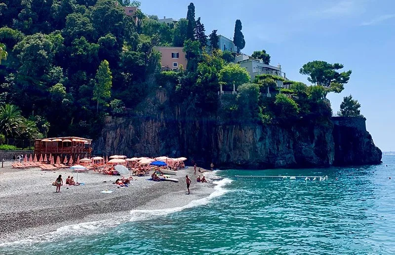 Layout diagram of Arienzo Beach Club with main deck and small free area near the boat landing