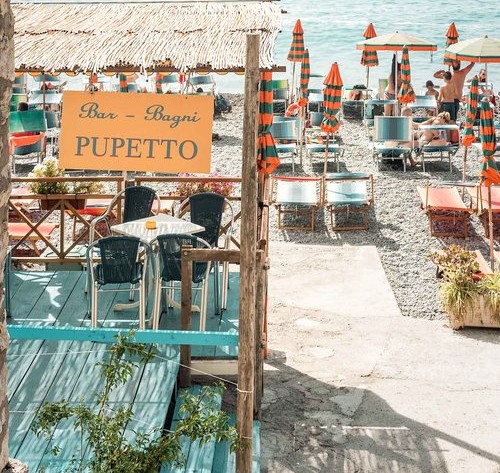 Da Ferdinando beach bar with blue loungers and jetty at Fornillo
