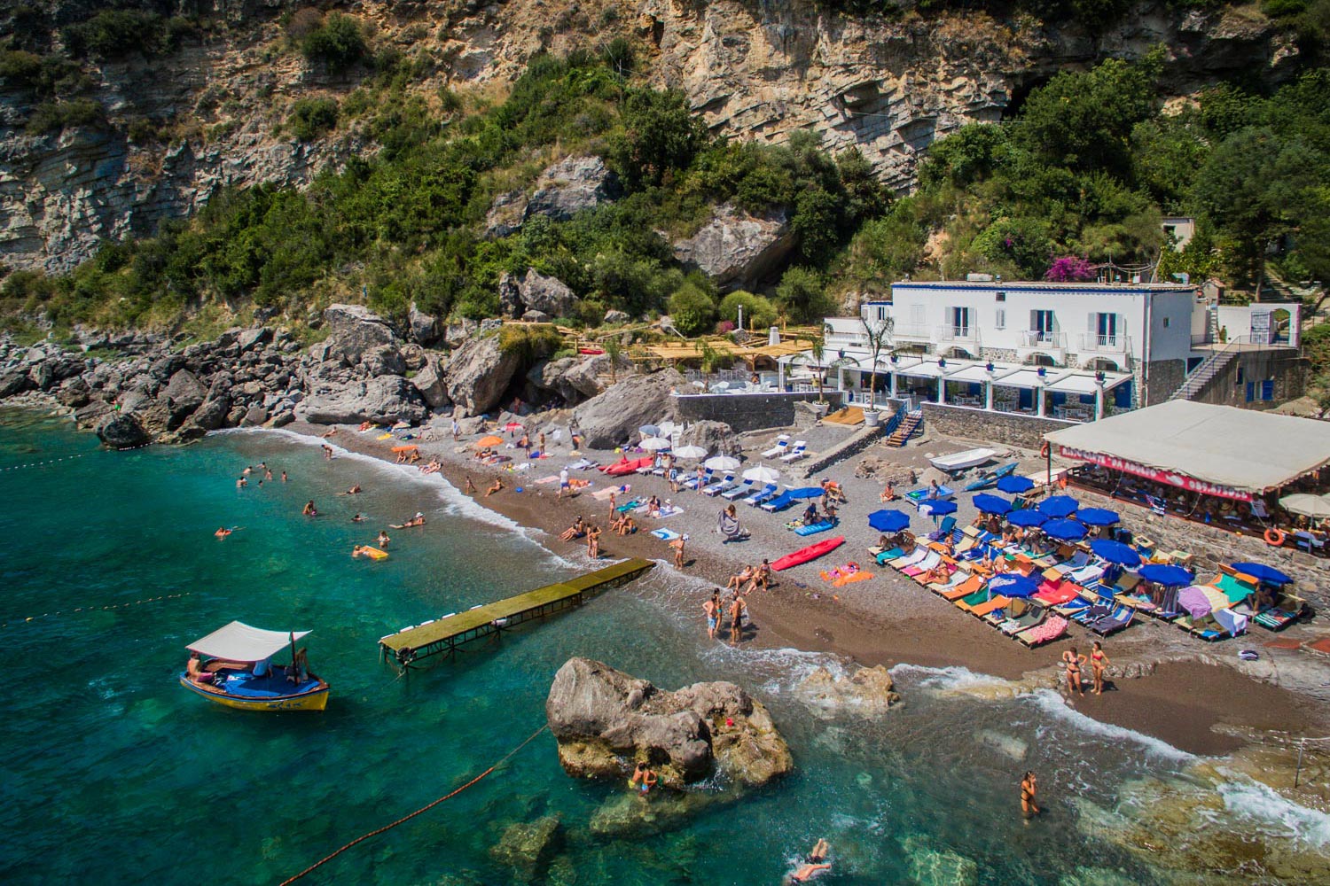 Laurito beach layout diagram showing three zones: free section, Villa Tre Ville, and Da Adolfo