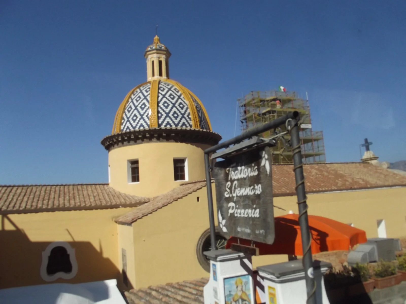 San Gennaro-kirken i Praiano med flisebelagt kuppel og udsigt over Amalfikysten