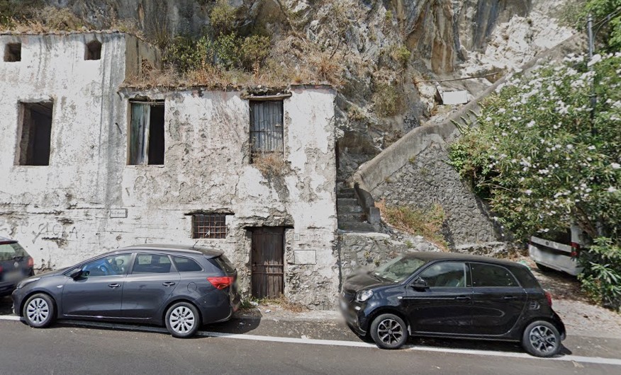 Old white house beside the staircase on the sunrise hike route above Positano