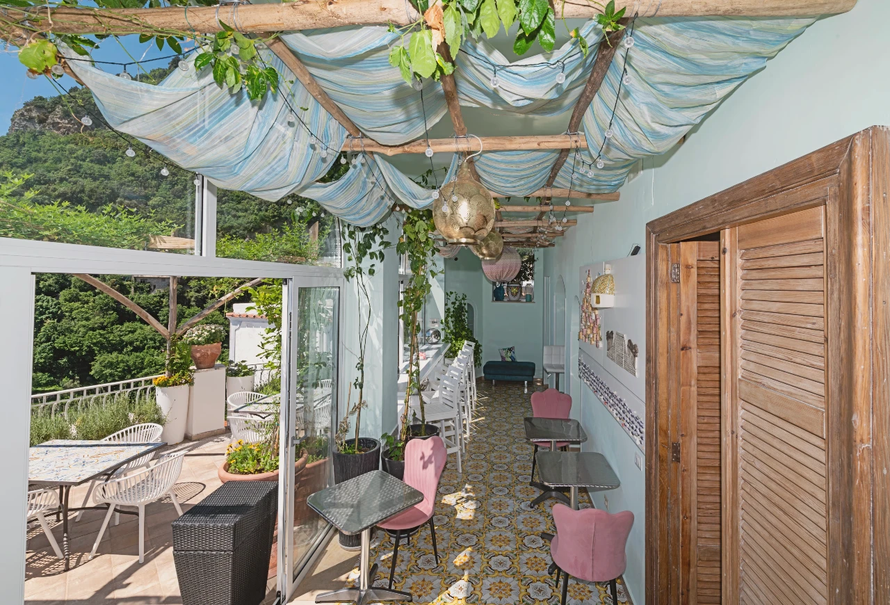 Hostel Brikette terrace overlooking the sea in Positano